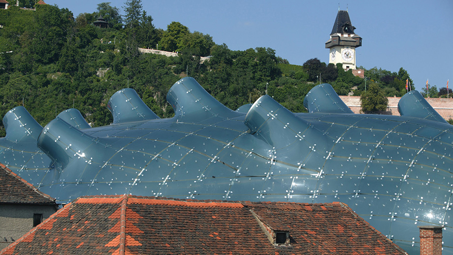 Der "friendly alien" schmiegt sich harmonisch in das Stadtbild ein