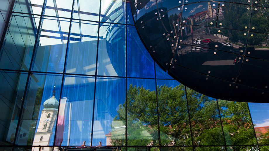 Alt und Neu in Graz: In der Fassade des Kunsthauses am rechten Murufer spiegelt sich die Franziskanerkirche, die links der Mur liegt 