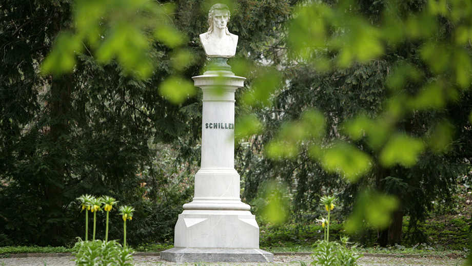 Im Park stehen zahlreiche Denkmäler