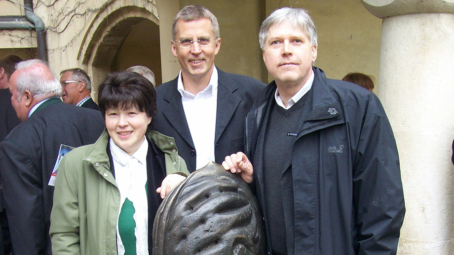 Das Künstlerpaar Peter (re) und Anne Knoll und einer der Geburtshelfer, Winfried Ganster (Mitte)