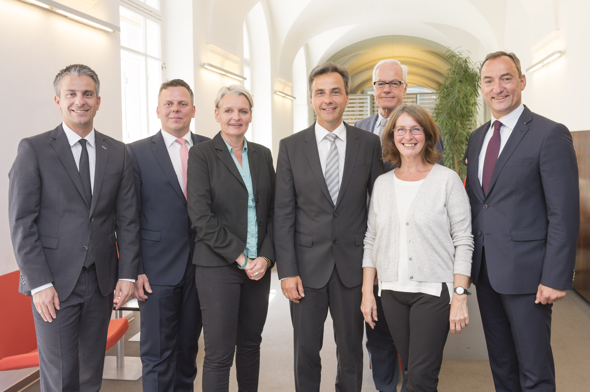 Ein neues Mitglied, ein weiteres in neuer Funktion: StR Kurt Hohensinner, Neo-Stadtrat Michael Ehmann, StRin Lisa Rücker, Bürgermeister Siegfried Nagl, StR Gerhard Rüsch, Vizebürgermeisterin Elke Kahr und StR Mario Eustacchio | Stadt Graz/Fischer