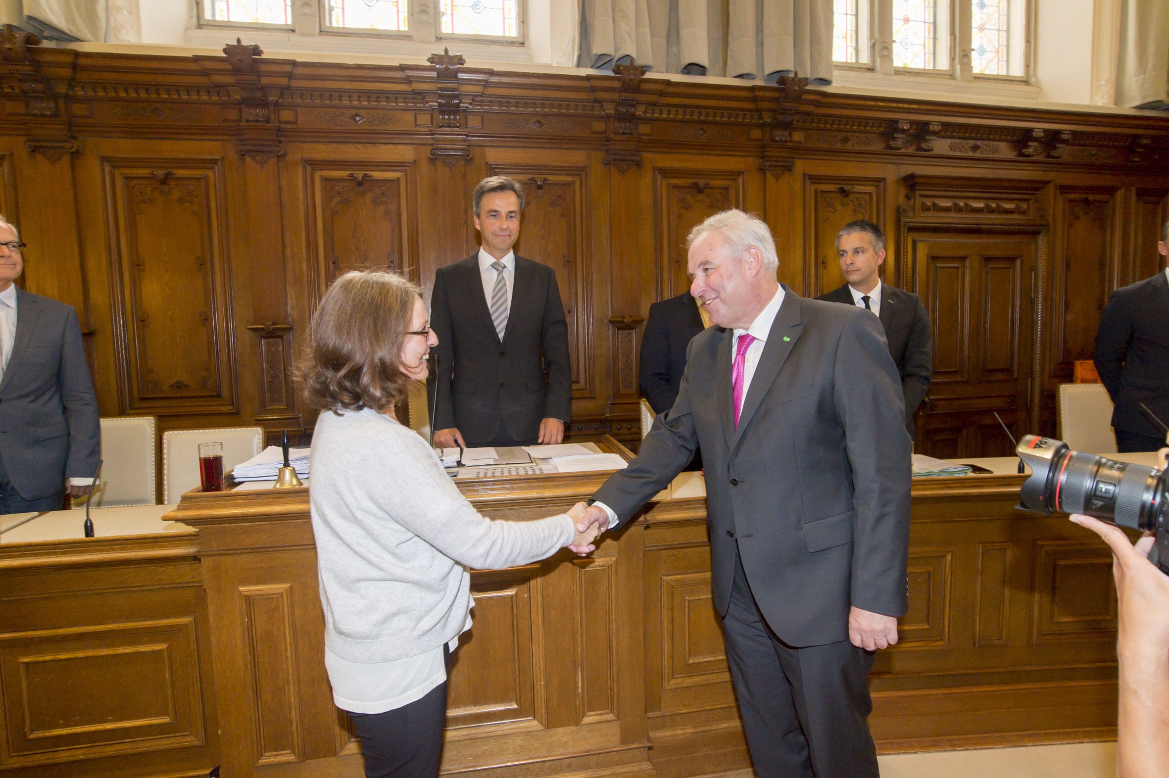 Elke Kahr wird von LH Hermann Schützenhöfer angelobt. Stadt Graz/Fischer