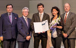 DI Martin Kroißenbrunner (mitte) und Dr. Daniela Hörzer (2.v.r.) nahmen den Preis für die Stadt Graz entgegen. Foto: KFV/APA-Fotoservice/Buchacher