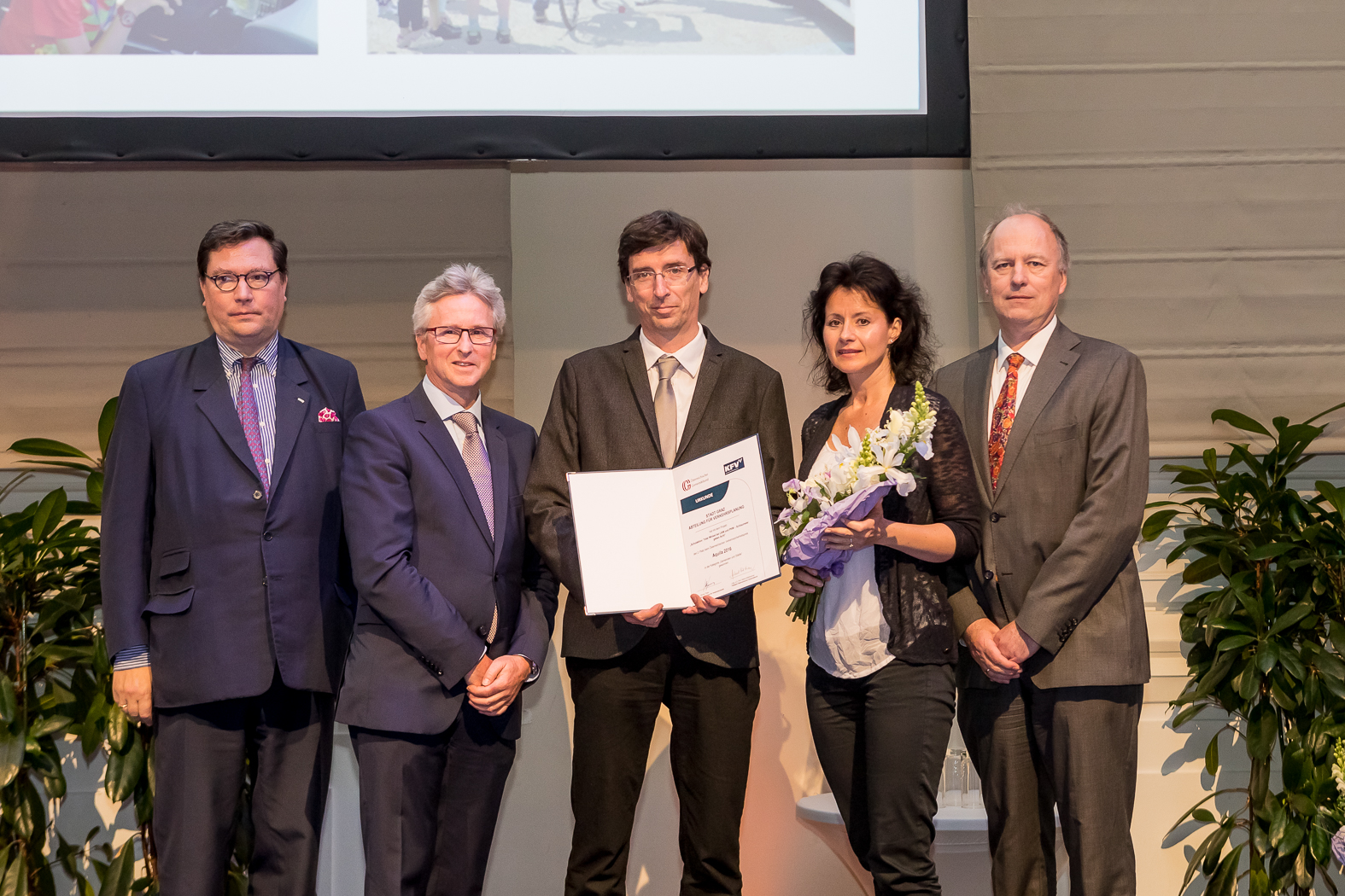 Preisverleihung in Wien: GSekr. Dir. Dr. Louis Norman-Audenhove (VVO), HR Dr. Walter Leiss (Österr. Gemeindebund), DI Martin Kroißenbrunner (Stadt Graz), Dr. Daniela Hörzer (Stadt Graz), Dir. Dr. Othmar Thann (KfV) (Foto: KFV/APA-Fotoservice/Buchacher)