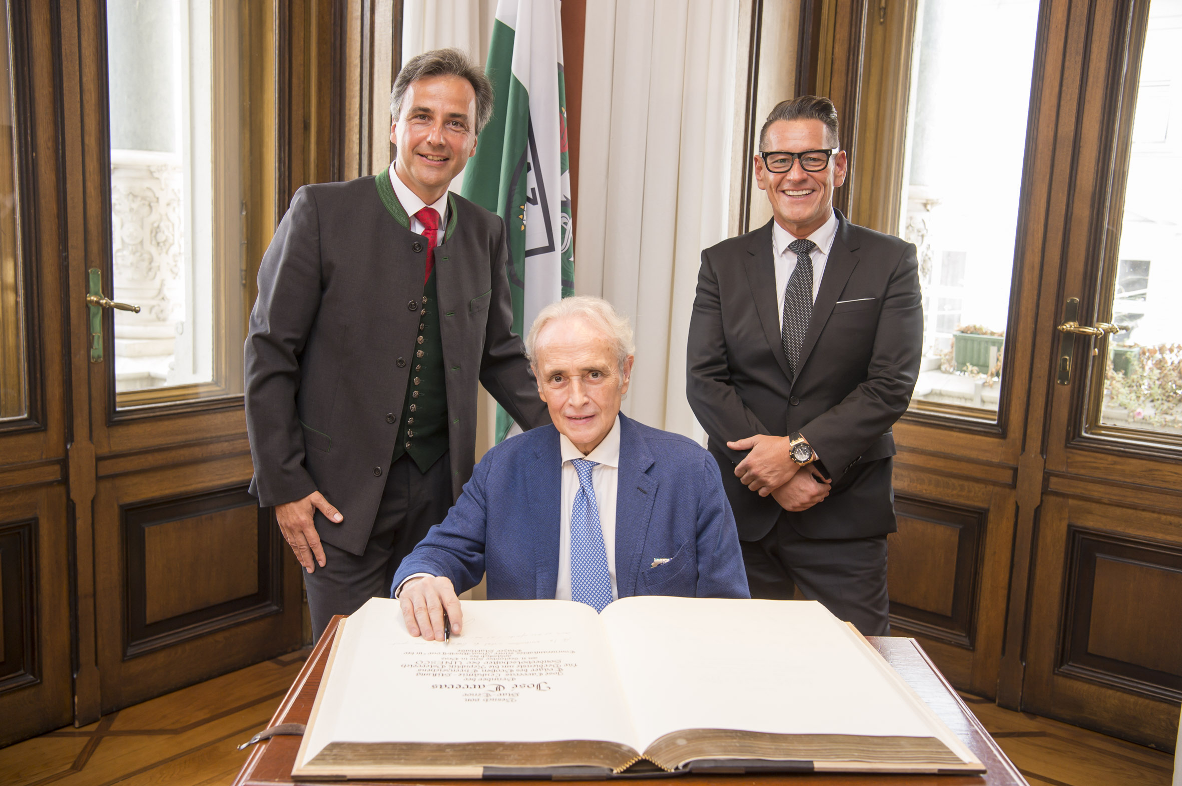 Bürgermeister Siegfried Nagl mit Jahrhundert-Tenor José Carreras und Konzertveranstalter Klaus Leutgeb (v. l.) © Stadt Graz/Fischer