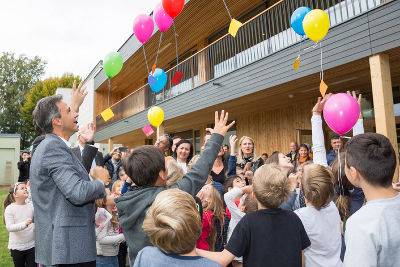 Ausgelassene Stimmung bei Bürgermeister Mag. Sigfried Nagl und den vielen Schülerinnen und Schülern, die sich über die Neuerungen an ihrer Volkschule freuten. © Stadt Graz / Foto Fischer 