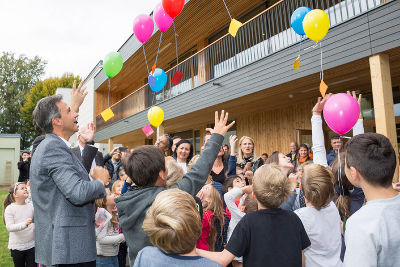Ausgelassene Stimmung bei Bürgermeister Mag. Sigfried Nagl und den vielen Schülerinnen und Schülern, die sich über die Neuerungen an ihrer Volkschule freuten. © Stadt Graz / Foto Fischer Ausgelassene Stimmung bei Bürgermeister Mag. Sigfried Nagl und den vielen Schülerinnen und Schülern, die sich über die Neuerungen an ihrer Volkschule freuten. © Stadt Graz / Foto Fischer