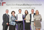 Bürgermeister Siegfried Nagl (3.v.l.) freut sich gemeinsam mit den GemeinderätInnen Sissi Potzinger (2.v.l.) und Thomas Rajakovics (2.v.r.) über die Auszeichnung. Foto: Stadt Graz/Fischer Bürgermeister Siegfried Nagl (3.v.l.) freut sich gemeinsam mit den GemeinderätInnen Sissi Potzinger (2.v.l.) und Thomas Rajakovics (2.v.r.) über die Auszeichnung. Foto: Stadt Graz/Fischer