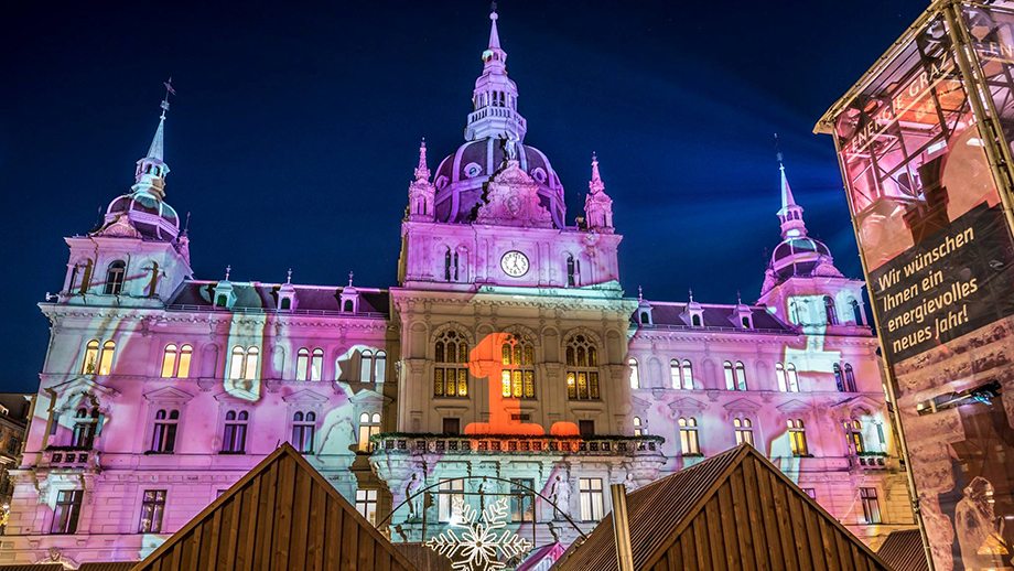 Das Rathaus mit Adventbeleuchtung