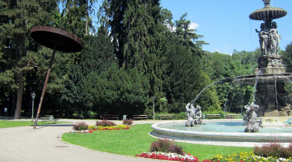 Der Stadtparkbrunnen. Rechts im Bild der "Rostige Nagel".