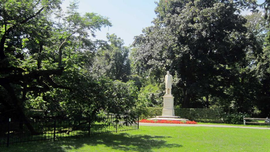 Die Flügelnuss und das Franck-Denkmal.