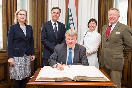 Begleitet von Konsulin Tiia Miller, seiner Ehefrau und Journalistin Viktoria Melnyk und dem Honorarkonsul Michael Seidl-Pohlros trug sich der estnische Botschafter in das Goldene Buch der Stadt ein. © Stadt Graz/Fischer Begleitet von Konsulin Tiia Miller, seiner Ehefrau und Journalistin Viktoria Melnyk und dem Honorarkonsul Michael Seidl-Pohlros trug sich der estnische Botschafter in das Goldene Buch der Stadt ein.