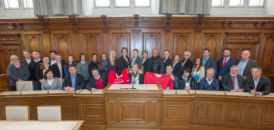 Delegationen aus Japan, Ungarn, Dänemark, Frankreich, Österreich sowie Organisatoren der Dameneishockey-WM folgten der Einladung. © Stadt Graz/Fischer Delegationen aus Japan, Ungarn, Dänemark, Frankreich, Österreich sowie Organisatoren der Dameneishockey-WM folgten der Einladung.