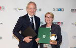 Den Würdigungspreis nahm Univ.-Prof. Dr. Karin Kapp aus den Händen von Stadtrat Dr. Günter Riegler entgegen. © Martin Wiesner Den Würdigungspreis nahm Univ.-Prof. Dr. Karin Kapp aus den Händen von Stadtrat Dr. Günter Riegler entgegen.