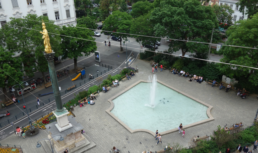 Direkt unter dem Brunnen am Eisernen Tor könnten Sie 2019 Ihr Fahrzeug parken und ihm dabei durch den gläsernen Boden zuwinken. © Strohecker Architekten Direkt unter dem Brunnen am Eisernen Tor könnten Sie 2019 Ihr Fahrzeug parken und ihm dabei durch den gläsernen Boden zuwinken. © Strohecker Architekten