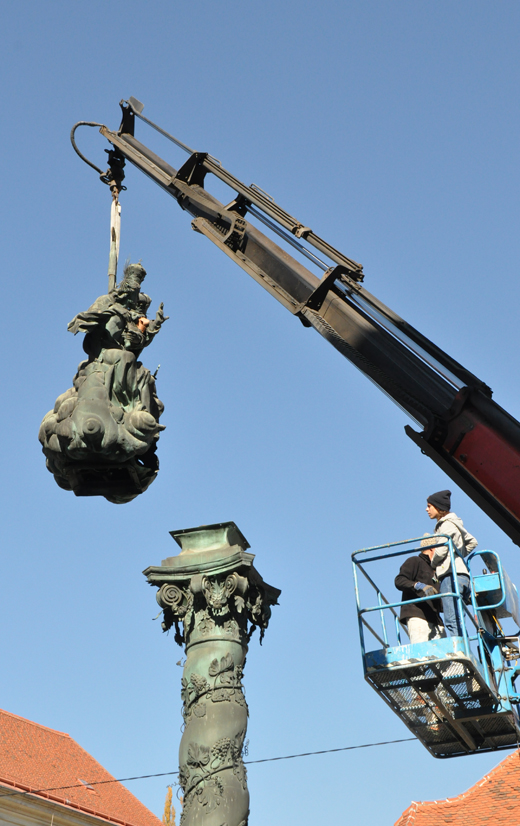 Aufgrund von Korrosionsschäden muss die Säule abgebaut ...