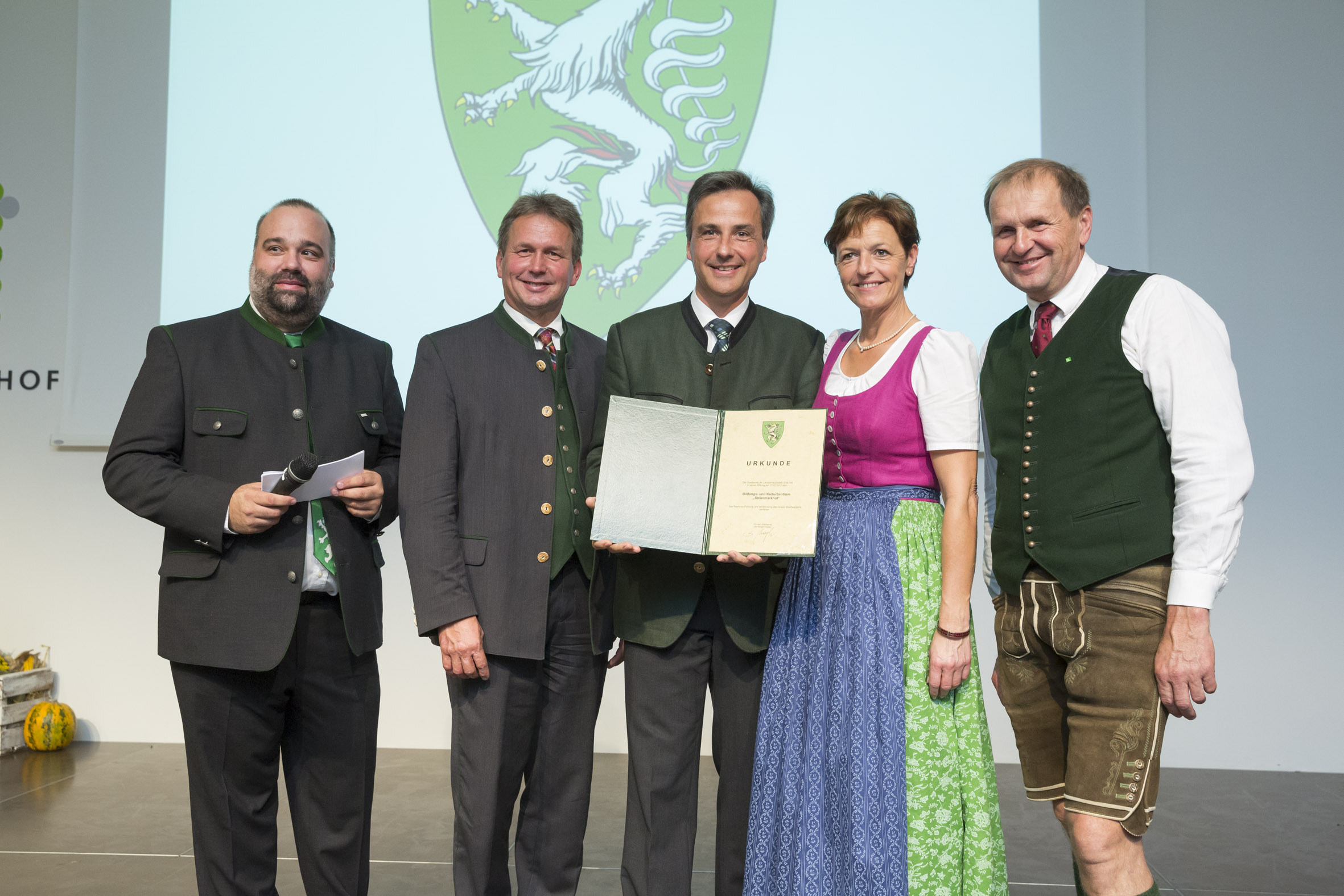Im Rahmen der Eröffnung des neuen Steiermarkhofes überreicht Bürgermeister Mag. Siegfried Nagl ((3.v. l.) dem Veranstaltungszentrum das Stadtwappen. "Hausherr" DI Dieter Frei, Landwirtschaftskammerpräsident Franz Titschenbacher, Vizepräsidentin Maria Pein und Kammerdirektor Werner Brugner (v. l.) freuten sich. © Stadt Graz/Fischer Im Rahmen der Eröffnung des neuen Steiermarkhofes überreicht Bürgermeister Mag. Siegfried Nagl ((3.v. l.) dem Veranstaltungszentrum das Stadtwappen. "Hausherr" DI Dieter Frei, Landwirtschaftskammerpräsident Franz Titschenbacher, Vizepräsidentin Maria Pein und Kammerdirektor Werner Brugner (v. l.) freuten sich. © Stadt Graz/Fischer