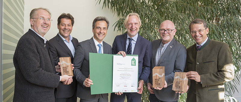 Freude über den Holzpreis 2017: (v. l.) DI Günter Fürntratt (Leiter Abt. für Bildung und Integration), Stadtbaudirektor DI Mag. Bertram Werle, Bgm. Mag. Siegfried Nagl, Stadtrat Dr. Günter Riegler, GBG-Prokurist Rainer Plösch, GBG-GF Mag. Günter Hirner © Stadt Graz/Fischer Freude über den Holzpreis 2017: (v. l.) DI Günter Fürntratt (Leiter Abt. für Bildung und Integration), Stadtbaudirektor DI Mag. Bertram Werle, Bgm. Mag. Siegfried Nagl, Stadtrat Dr. Günter Riegler, GBG-Prokurist Rainer Plösch, GBG-GF Mag. Günter Hirner © Stadt Graz/Fischer