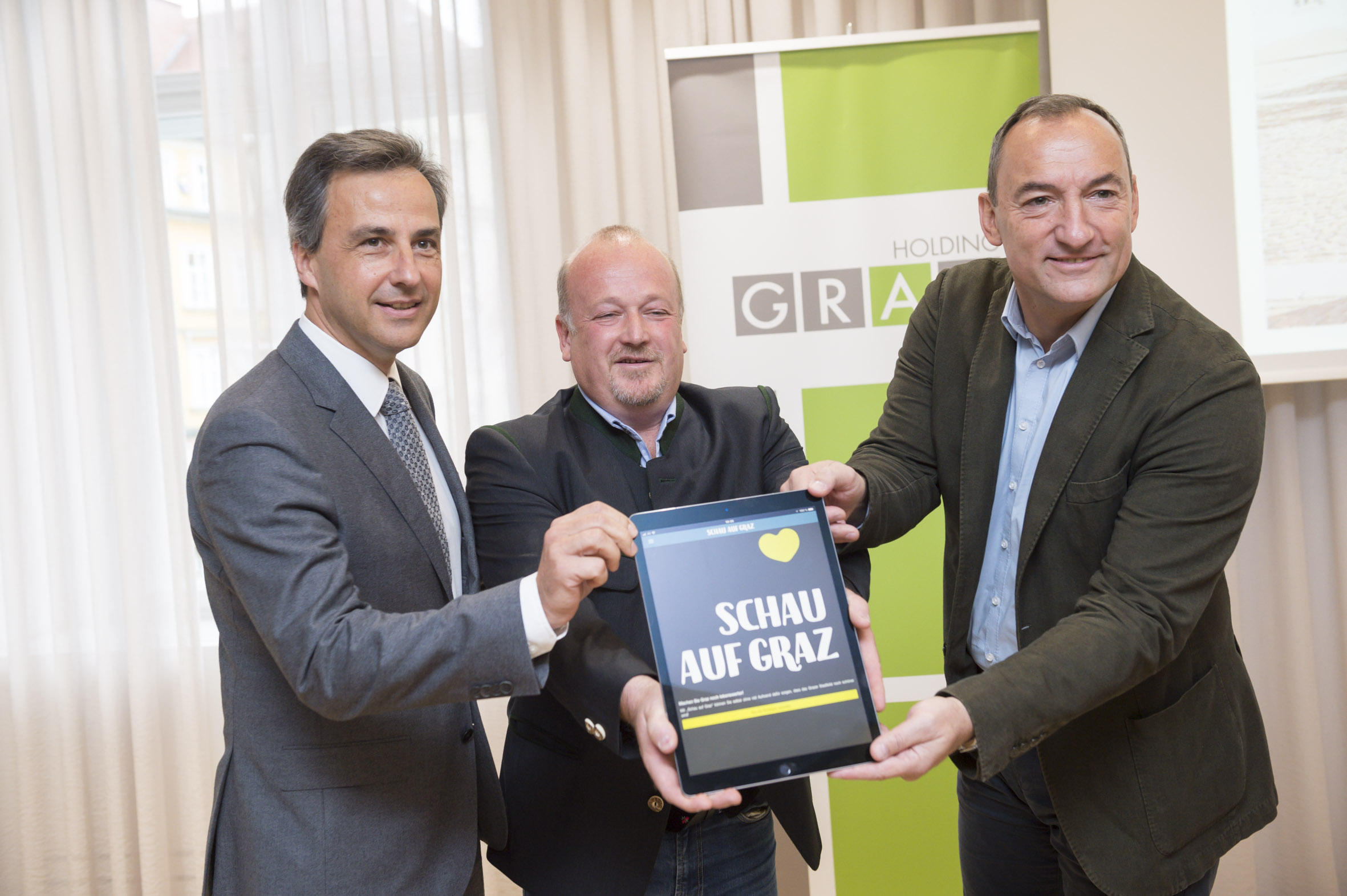 OmPUTZmann Thomas Hofer (M.) wurde ebenso von Bürgermeister Mag. Siegfried Nagl (l.) und Bürgermeister-Stellvertreter Mag. (FH) Mario Eustacchio vorgestellt wie die erweiterte "Schau auf Graz"-App. © Stadt Graz/Fischer OmPUTZmann Thomas Hofer (M.) wurde ebenso von Bürgermeister Mag. Siegfried Nagl (l.) und Bürgermeister-Stellvertreter Mag. (FH) Mario Eustacchio vorgestellt wie die erweiterte "Schau auf Graz"-App. © Stadt Graz/Fischer