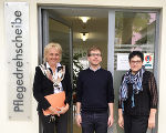 Stadtrat Robert Krotzer mit Norma Rieder und Sabine Zanier vor der Pflegedrehscheibe in der Albert-Schweitzer-Gasse 36