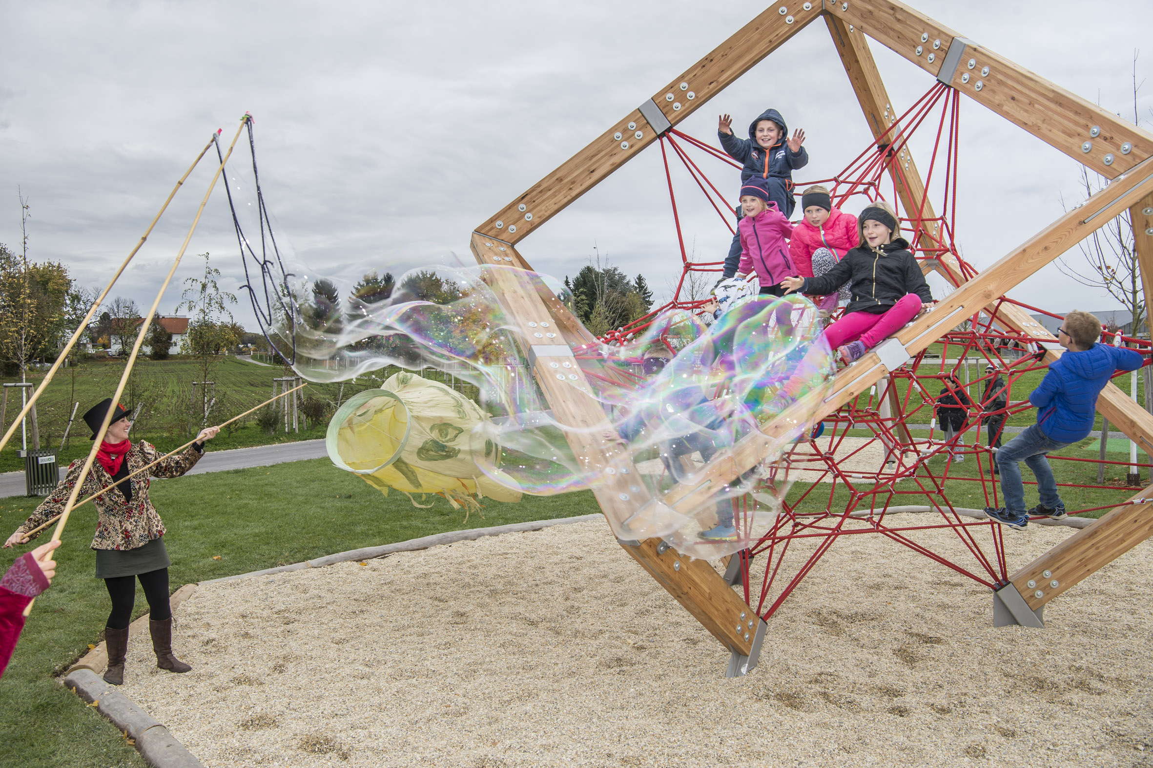 Weltpremiere: Das erste "The Cube L"-Spielgerät wurde bei der Parkeröffnunggleich einmal ausgiebig von den Kindern getestet. © Stadt Graz/Fischer Weltpremiere: Das erste "The Cube L"-Spielgerät wurde bei der Parkeröffnunggleich einmal ausgiebig von den Kindern getestet.