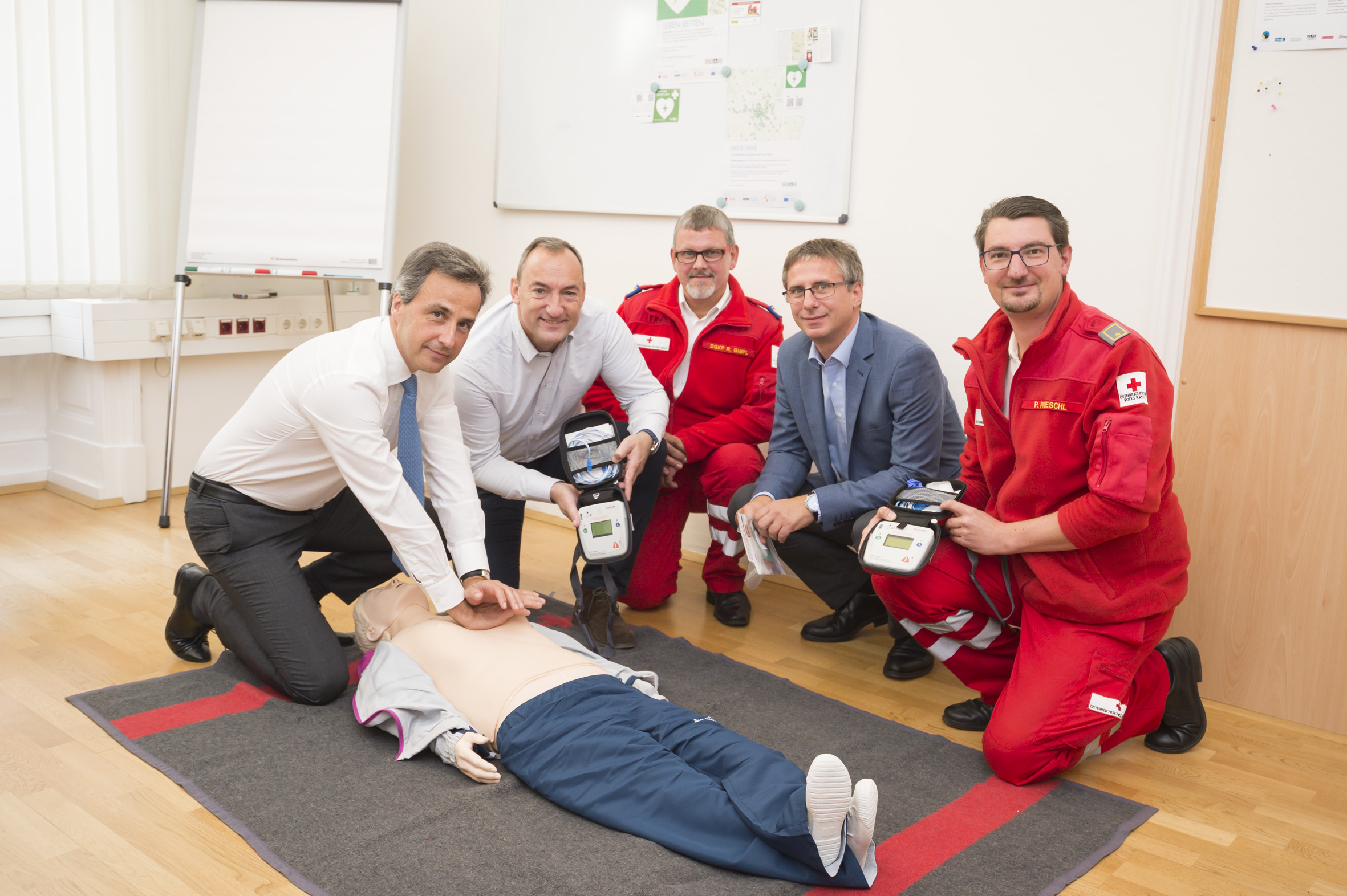 Bürgermeister Nagl, Bürgermeisterstellvertreter Eustacchio, Magistratsdirektor Haidvogl, Rot-Kreuz Bezirksstellenleiter Gimpl und Ausbildungschef Prieschl zeigen es vor: So reanimiert man richtig! © Stadt Graz/Fischer Bürgermeister Nagl, Bürgermeisterstellvertreter Eustacchio, Magistratsdirektor Haidvogl, Rot-Kreuz Bezirksstellenleiter Gimpl und Ausbildungschef Prieschl zeigen es vor: So reanimiert man richtig! © Stadt Graz/Fischer