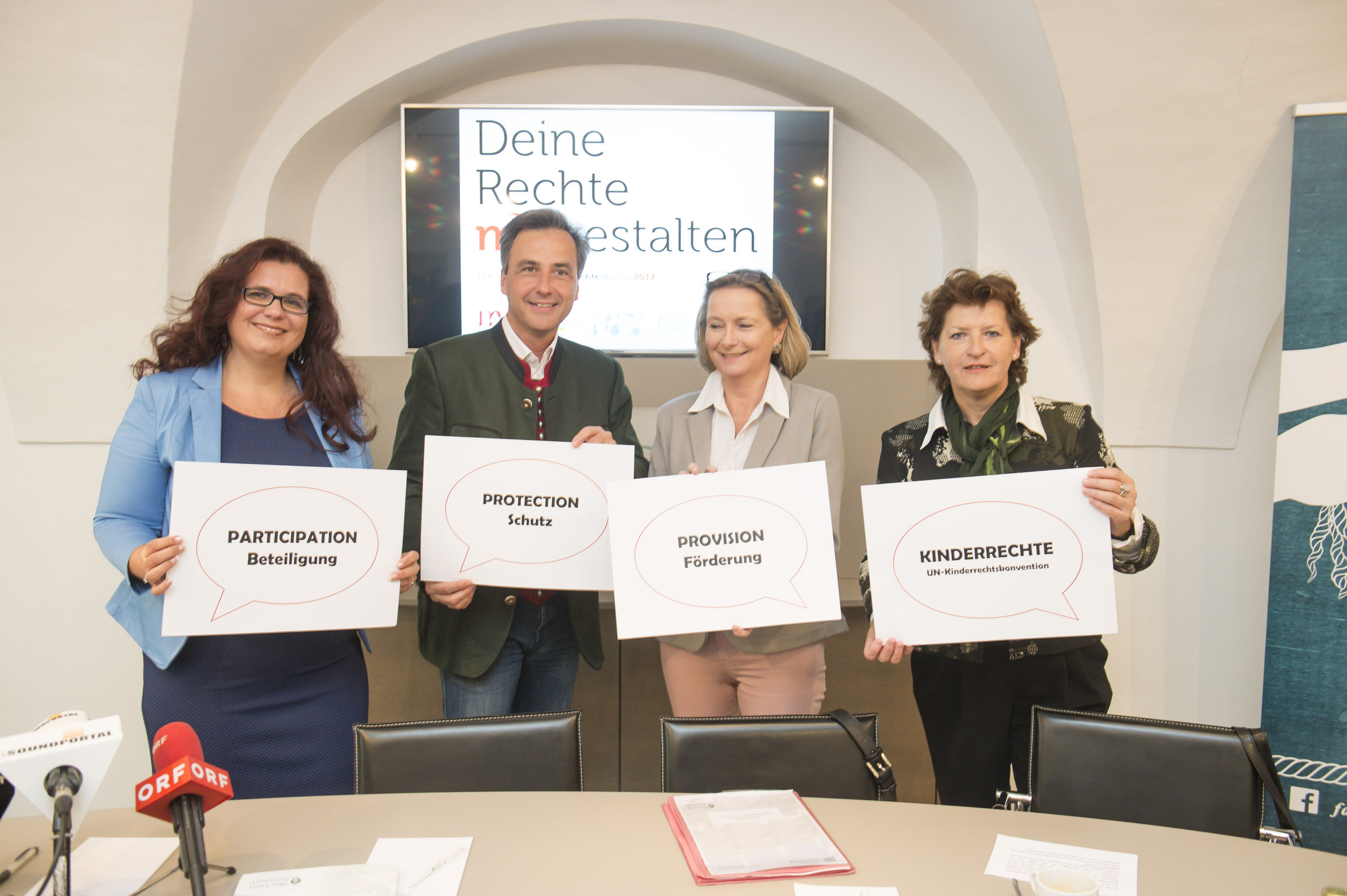 Pressekonferenz anlässlich der bevorstehenden Steirischen KinderrechteWoche: Mag. Denise Schifferer-Barac, Kinder- und Jugendanwältin des Landes Steiermark, Bürgermeister Mag. Siegfried Nagl, Erste Landtagspräsidentin Dr. Bettina Vollath und Landesrätin für Bildung und Gesellschaft, Mag. Ursula Lackner (v. l.). © Stadt Graz/Fischer Pressekonferenz anlässlich der bevorstehenden Steirischen KinderrechteWoche: Mag. Denise Schifferer-Barac, Kinder- und Jugendanwältin des Landes Steiermark, Bürgermeister Mag. Siegfried Nagl, Erste Landtagspräsidentin Dr. Bettina Vollath und Landesrätin für Bildung und Gesellschaft, Mag. Ursula Lackner (v. l.). © Stadt Graz/Fischer