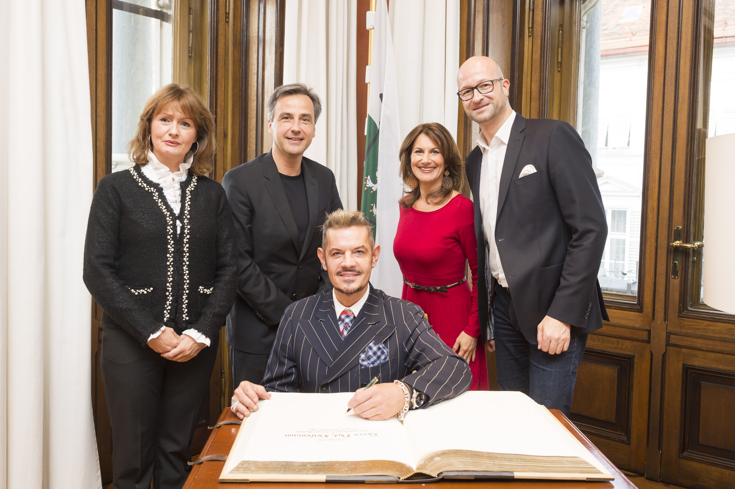 Eintragung ins Goldene Buch der Stadt: Bürgermeister Siegfried Nagl (2. v. l.) mit Dirk Heidemann (vorne), Opernredoute-Organisator Bernd Pürcher (r.) und den Tanzschul-Schwestern Patricia Stieder-Zebedin (l.) und Olivia Strohecker. © Stadt Graz/Fischer Eintragung ins Goldene Buch der Stadt: Bürgermeister Siegfried Nagl (2. v. l.) mit Dirk Heidemann (vorne), Opernredoute-Organisator Bernd Pürcher (r.) und den Tanzschul-Schwestern Patricia Stieder-Zebedin (l.) und Olivia Strohecker. © Stadt Graz/Fischer