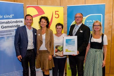 Auszeichnung für das Engagement zugunsten der Sanften Mobilität: von links Mag. Friedrich Hofer (Klimabündnis Steiermark), Dr. Daniela Hörzer und Silvia Kos (beide Abteilung für Verkehrsplanung der Stadt Graz), DI Wolfgang Götzhaber (Umweltamt Graz) sowie LAbg. Gabriele Kolar bei der Preisverleihung in Judenburg. 