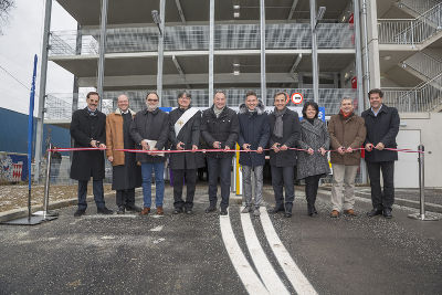 Mit dem Durchschneiden des Bandes durch die VertreterInnen von Politik, Investoren, Verwaltung und Geistlichkeit wurde die neue Park & Ride-Anlage Brauquartier in Puntigam heute Mittag offiziell eröffnet. © Stadt Graz/Fischer Mit dem Durchschneiden des Bandes durch die VertreterInnen von Politik, Investoren, Verwaltung und Geistlichkeit wurde die neue Park & Ride-Anlage Brauquartier in Puntigam heute Mittag offiziell eröffnet. © Stadt Graz/Fischer