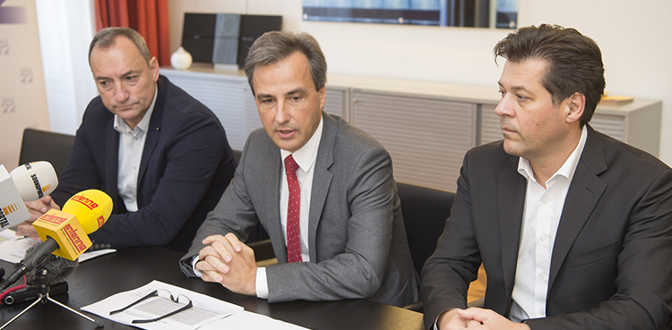 Stellten das Millionen-Invest für Infrastrukturprojekte vor: Bgm. Siegfried Nagl (Mi.), sein Stellvertreter Mario Eustacchio (li.) und Stadtbaudirektor Bertram Werle © Stadt Graz/Fischer Stellten das Millionen-Invest für Infrastrukturprojekte vor: Bgm. Siegfried Nagl (Mi.), sein Stellvertreter Mario Eustacchio (li.) und Stadtbaudirektor Bertram Werle © Stadt Graz/Fischer