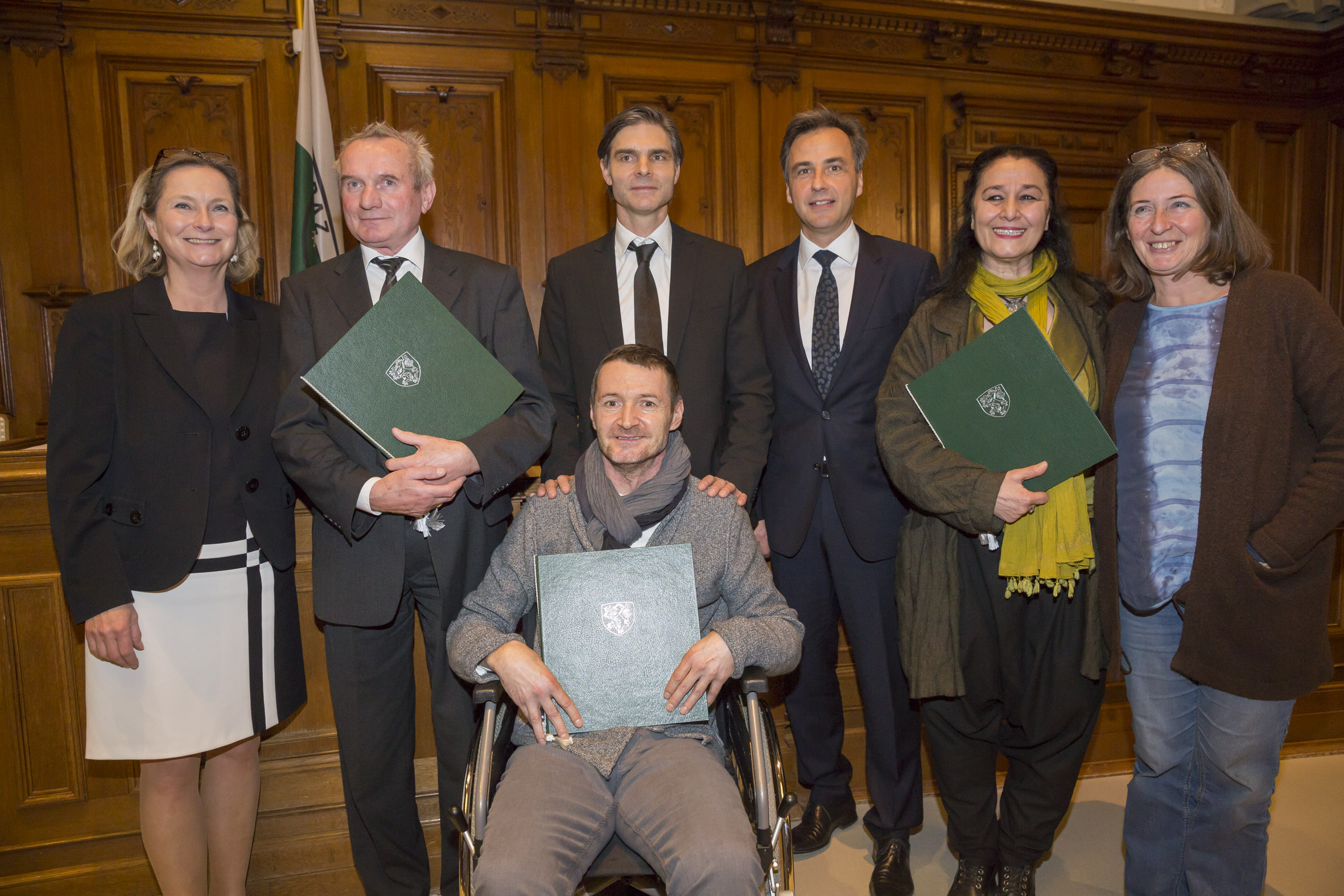 Menschenrechtspreis 2017: LRin Dr. Bettina Vollath, Johann Kohlbacher, Mag. Harald Schmied, Gilbert Prilasnig, BGM Mag. Siegfried Nagl, Emel Heinreich (in Vertretung von Asli Erdoğan ) und Stadträtin Elke Kahr (v. l.). © Stadt Graz/Foto Fischer Menschenrechtspreis 2017: LRin Dr. Bettina Vollath, Johann Kohlbacher, Mag. Harald Schmied, Gilbert Prilasnig, BGM Mag. Siegfried Nagl, Emel Heinreich (in Vertretung von Asli Erdoğan ) und Stadträtin Elke Kahr (v. l.). © Stadt Graz/Foto Fischer