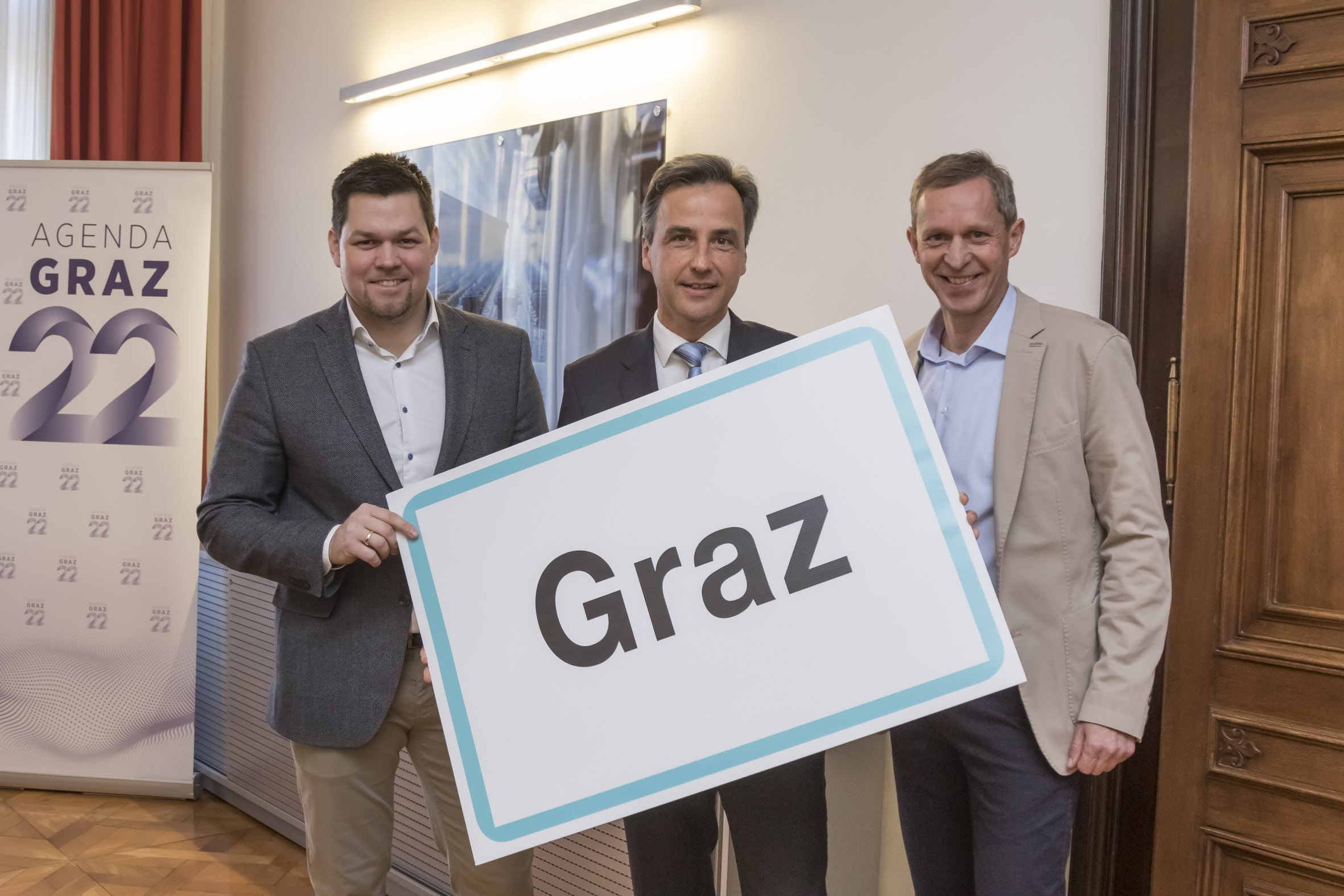 Präsentierten zum zweiten Mal Rekord-Nächtigungszahlen: Philipp Florian, Finanzreferent des Tourismusverbandes, Bürgermeister Siegfried Nagl und GTG-GF Dieter Hardt-Stremayr (v. r.). © Stadt Graz/Foto Fischer Präsentierten zum zweiten Mal Rekord-Nächtigungszahlen: Philipp Florian, Finanzreferent des Tourismusverbandes, Bürgermeister Siegfried Nagl und GTG-GF Dieter Hardt-Stremayr (v. r.). © Stadt Graz/Foto Fischer