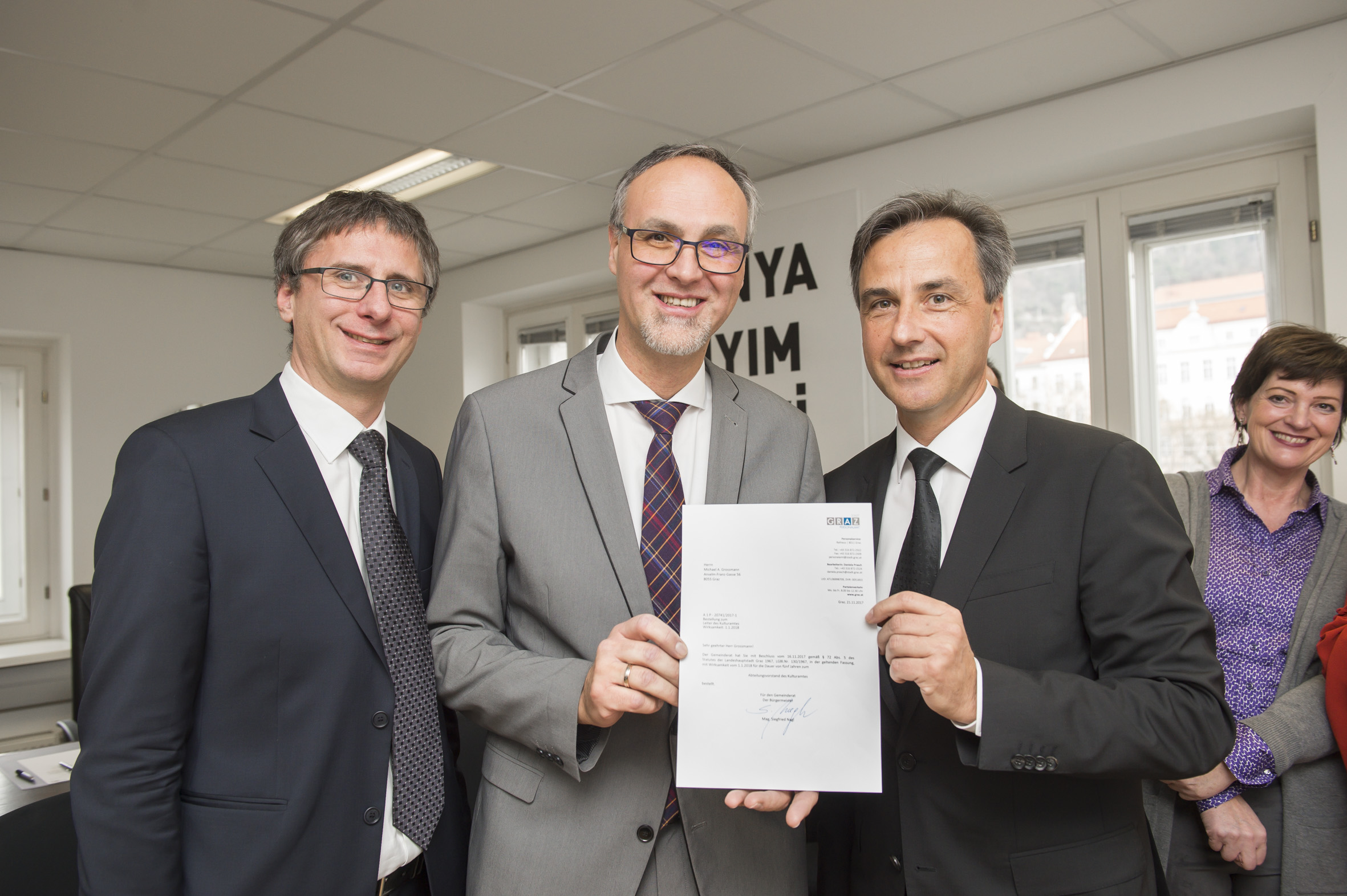 Gratulierten im Rahmen der offiziellen Amtseinführung dem neuen Leiter Michael Grossmann (M.): Bürgermeister Mag. Siegfried Nagl (r.) und Magistratsdirektor Mag. Martin Haidvogl. © Stadt Graz/Fischer Gratulierten im Rahmen der offiziellen Amtseinführung dem neuen Leiter Michael Grossmann (M.): Bürgermeister Mag. Siegfried Nagl (r.) und Magistratsdirektor Mag. Martin Haidvogl. © Stadt Graz/Fischer