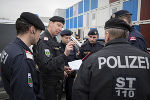 Taktikbesprechung vor einem Einsatz. © LPD/Jürgen Makowecz Taktikbesprechung vor einem Einsatz. © LPD/Jürgen Makowecz