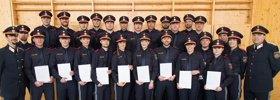 25 Damen und Herren haben ihre Dienstprüfung erfolgreich abgeschlossen. © Foto: Gimpel/LPD Stmk 25 Damen und Herren haben ihre Dienstprüfung erfolgreich abgeschlossen. © Foto: Gimpel/LPD Stmk