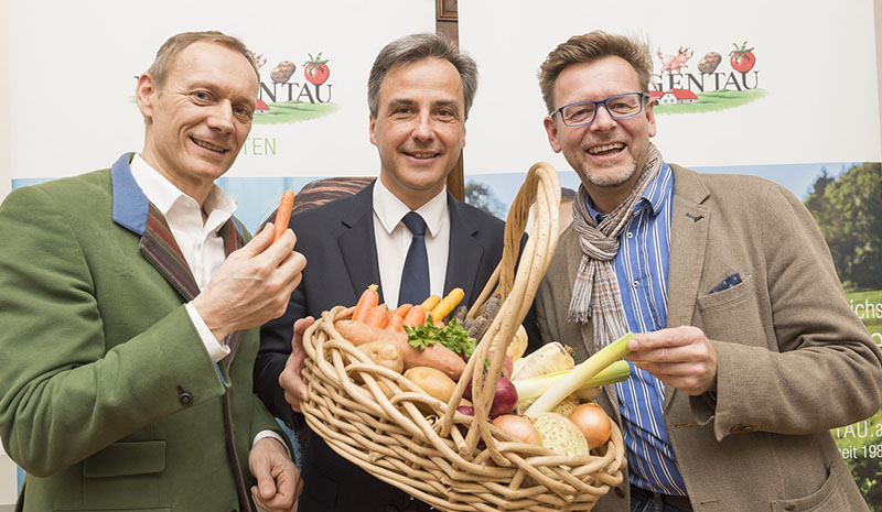 Präsentierten das Konzept der neuen MORGENTAUGÄRTEN: Biopionier Christian Stadler, Bgm. Siegfried Nagl und Robert Wiener, Leiter der Grünraumabteilung (v. l.). © Stadt Graz/Fischer Präsentierten das Konzept der neuen MORGENTAUGÄRTEN: Biopionier Christian Stadler, Bgm. Siegfried Nagl und Robert Wiener, Leiter der Grünraumabteilung (v. l.). © Stadt Graz/Fischer