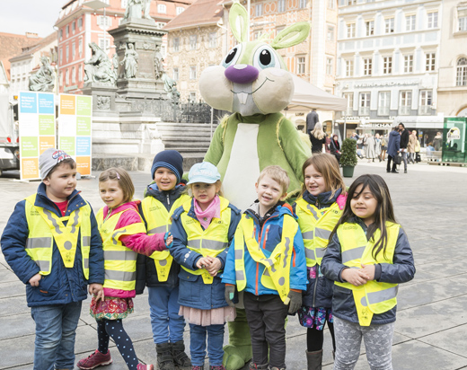 Ein Treffen der "grünen Art": Die Kinder hatten mit Holding-Maskottchen Hansi ihren Spaß. © Stadt Graz/Fischer Ein Treffen der "grünen Art": Die Kinder hatten mit Holding-Maskottchen Hansi ihren Spaß. © Stadt Graz/Fischer