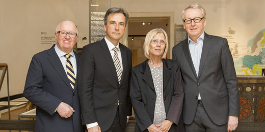 Präsentierten heute gemeinsam den Endbericht der Straßennamenskommission: Univ.-Prof. Dr. Stefan Karner, Bürgermeister Mag. Siegfried Nagl, Prof. Dr. Karin Schmidlechner und Grazmuseums-Direktor Otto Hochreiter (v. l.). © Stadt Graz/Fischer Präsentierten heute gemeinsam den Endbericht der Straßennamenskommission: Univ.-Prof. Dr. Stefan Karner, Bürgermeister Mag. Siegfried Nagl, Prof. Dr. Karin Schmidlechner und Grazmuseums-Direktor Otto Hochreiter (v. l.). © Stadt Graz/Fischer