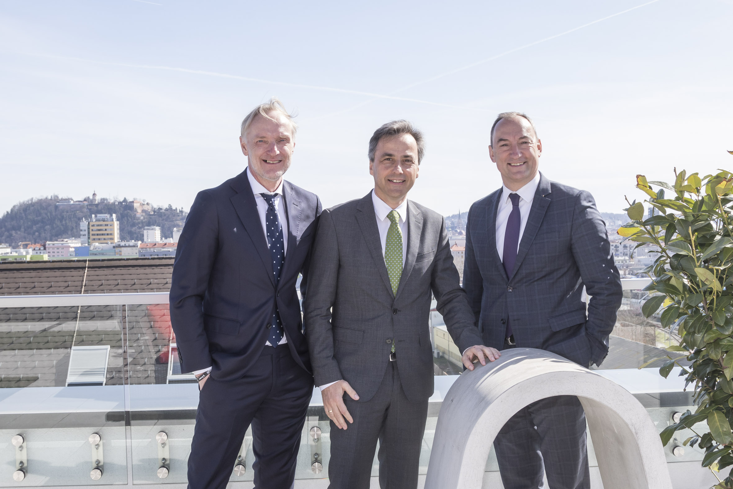 Präsentierten heute den Erfolg in Zahlen: Bürgermeister Siegfried Nagl (Mitte), flankiert von Bürgermeister-Stellvertreter Mario Eustacchio (r.) und Finanzstadtrat Günter Riegler. © Stadt Graz/Foto Fischer Präsentierten heute den Erfolg in Zahlen: Bürgermeister Siegfried Nagl (Mitte), flankiert von Bürgermeister-Stellvertreter Mario Eustacchio (r.) und Finanzstadtrat Günter Riegler. © Stadt Graz/Foto Fischer