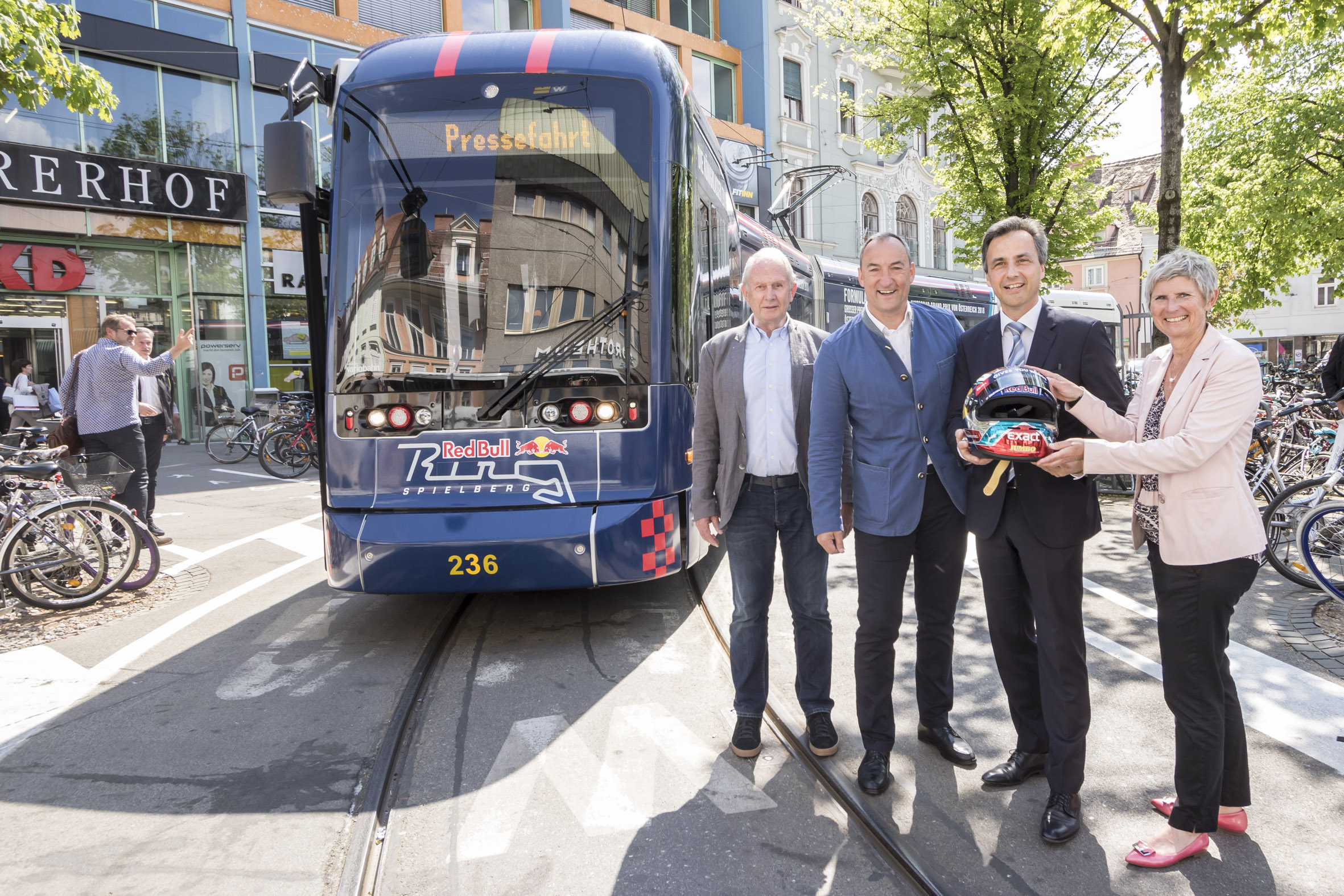 v.l.n.r.: Red Bull Motorsportchef Helmut Marko, Vizebürgermeister Mario Eustacchio, Bürgermeister Siegfried Nagl und Holding-Geschäftsführerin Barbara Muhr © Stadt Graz/Fischer v.l.n.r.: Red Bull Motorsportchef Helmut Marko, Vizebürgermeister Mario Eustacchio, Bürgermeister Siegfried Nagl und Holding-Geschäftsführerin Barbara Muhr © Stadt Graz/Fischer