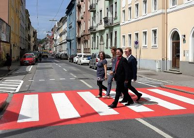 Beim Test: Stadträtin Elke Kahr, Barbara Ender (Straßenamt), Klaus Robatsch (KFV) und Thomas Fischer (Leiter Straßenamt) © Stadt Graz Beim Test: Stadträtin Elke Kahr, Barbara Ender (Straßenamt), Klaus Robatsch (KFV) und Thomas Fischer (Leiter Straßenamt) © Stadt Graz
