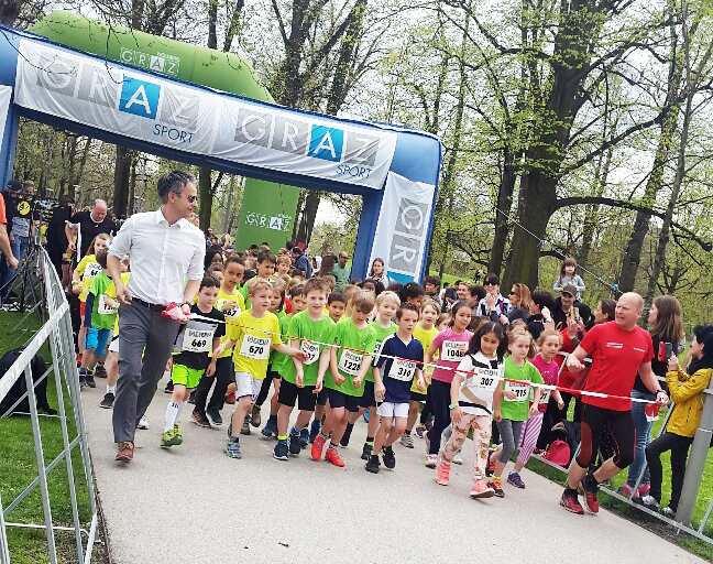Gleich fällt der Startschuss durch Sportstadtrat Kurt Hohensinner (l.): Die jungen Lauf-Asse können es kaum noch erwarten. © Sportamt Gleich fällt der Startschuss durch Sportstadtrat Kurt Hohensinner (l.): Die jungen Lauf-Asse können es kaum noch erwarten. © Sportamt