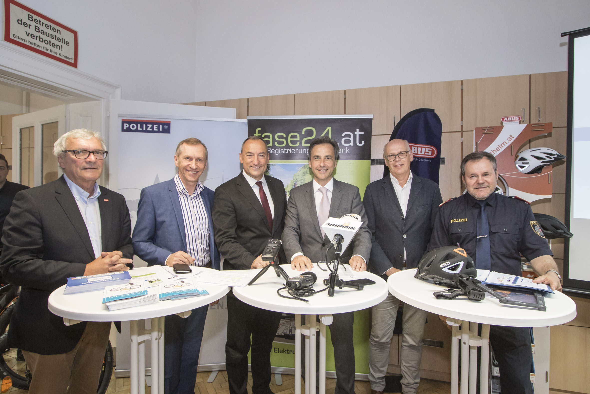 Gemeinsame Pressekonferenz "GEMEINSAM.SICHER auf (Rad-) Fahrt: ARBÖ-Präsident Klaus Eichberger, AK-Präsident Josef Pesserl, Bgm.-Stv. Mario Eustacchio, Bgm. Siegfried Nagl, Peter Felber vom KFV und Brigadier Kurt Kemeter (v. l.). © Stadt Graz/Foto Fischer Gemeinsame Pressekonferenz "GEMEINSAM.SICHER auf (Rad-) Fahrt: ARBÖ-Präsident Klaus Eichberger, AK-Präsident Josef Pesserl, Bgm.-Stv. Mario Eustacchio, Bgm. Siegfried Nagl, Peter Felber vom KFV und Brigadier Kurt Kemeter (v. l.). © Stadt Graz/Foto Fischer