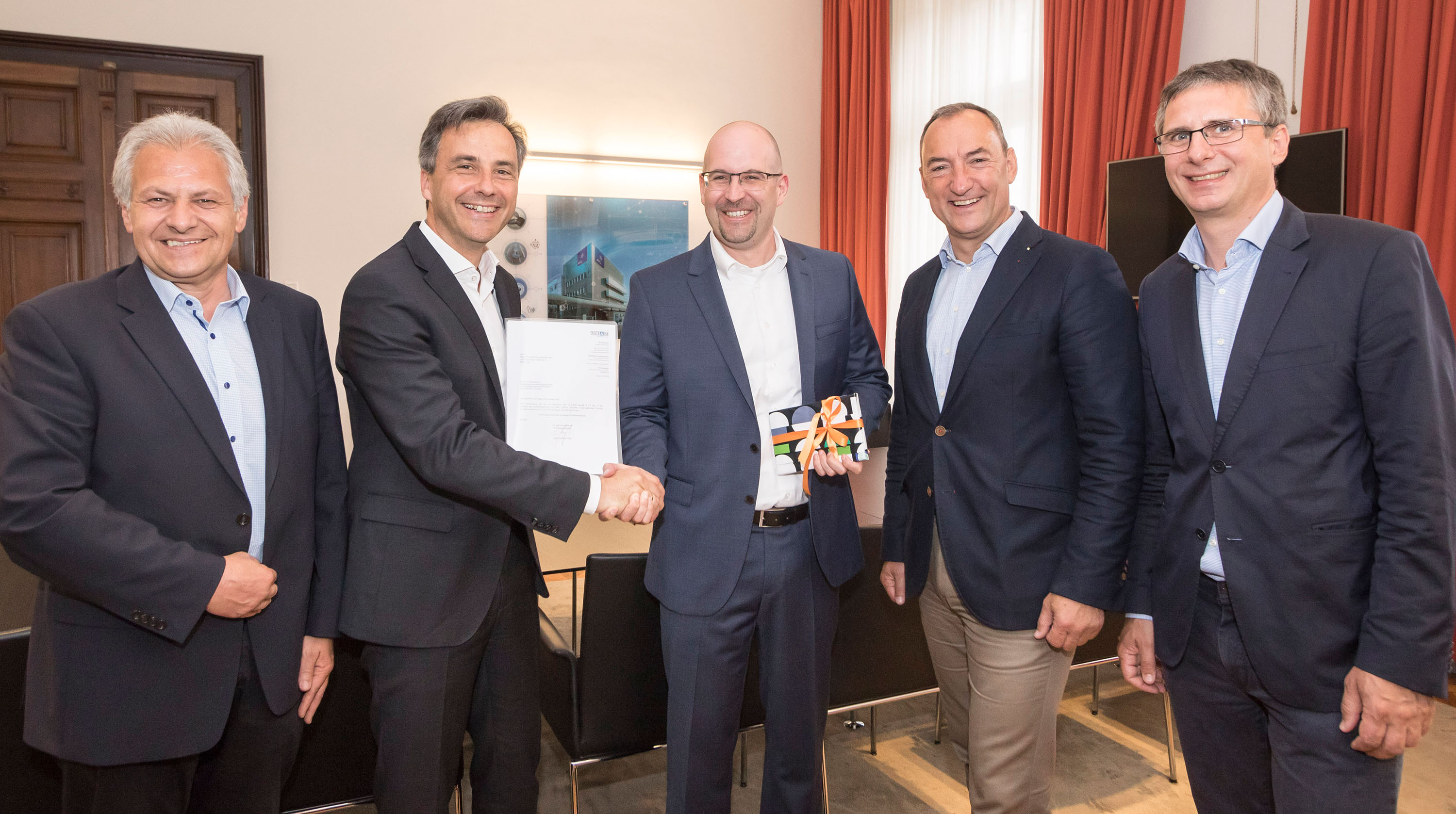 v.l.: Gerhard Wirtl, Chef der Personalvertretung, Bürgermeister Siegfried Nagl, Amtsleiter Max Mazelle, Vizebürgermeister Mario Eustacchio und Magistratsdirektor Martin Haidvogl © Stadt Graz/Fischer v.l.: Gerhard Wirtl, Chef der Personalvertretung, Bürgermeister Siegfried Nagl, Amtsleiter Max Mazelle, Vizebürgermeister Mario Eustacchio und Magistratsdirektor Martin Haidvogl © Stadt Graz/Fischer