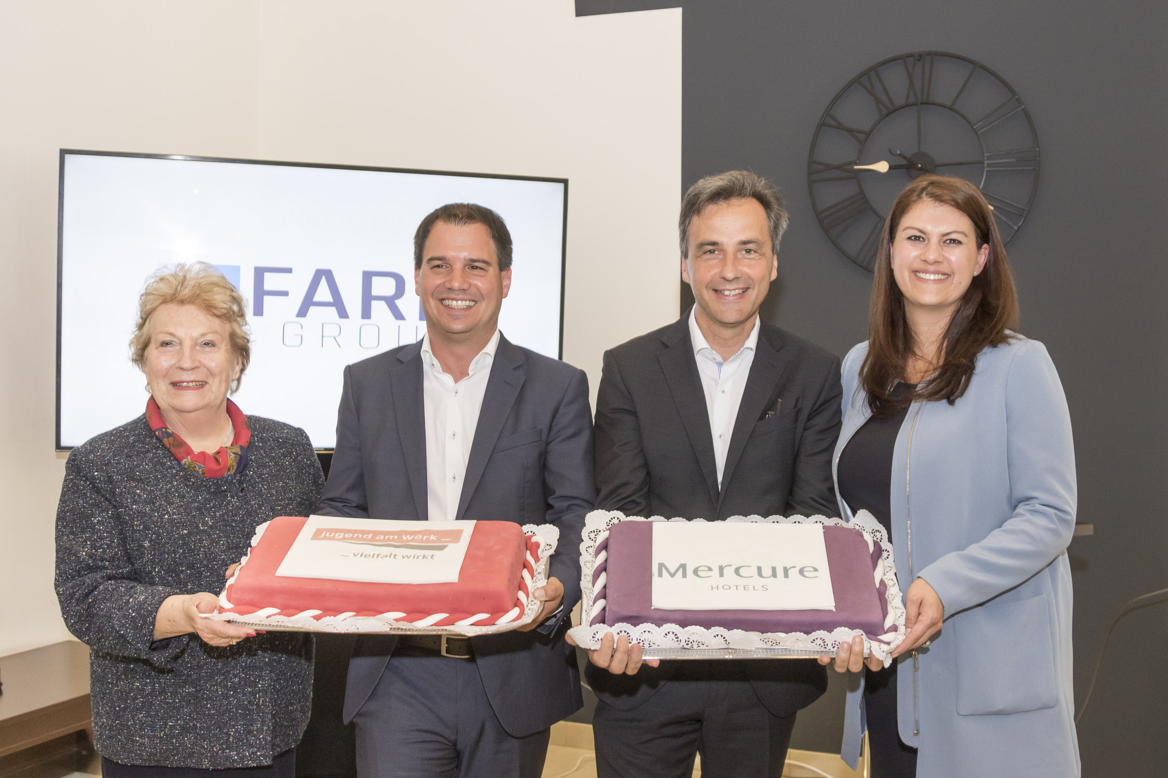 Michael Schickhofer und Siegfried Nagl überreichen Anna Rieder (links, Jugend am Werk) und Patricia Muser (rechts, Hoteldirektorin Mercure) ein Dankeschön. © Stadt Graz/Fischer Michael Schickhofer und Siegfried Nagl überreichen Anna Rieder (links, Jugend am Werk) und Patricia Muser (rechts, Hoteldirektorin Mercure) ein Dankeschön. © Stadt Graz/Fischer