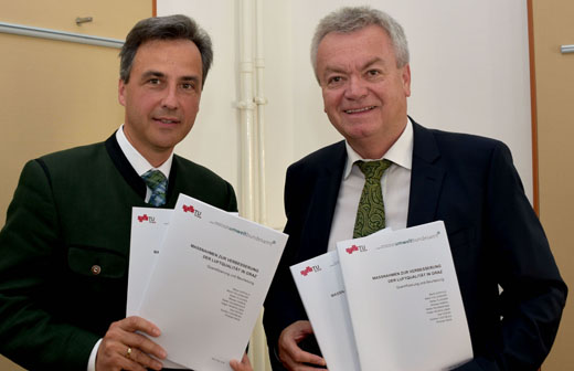 Bürgermeister Siegfried Nagl (l.) und Landesrat Anton Lang präsentierten heute die Luftgütestudie. © Land Steiermark/Strasser Bürgermeister Siegfried Nagl (l.) und Landesrat Anton Lang präsentierten heute die Luftgütestudie. © Land Steiermark/Strasser