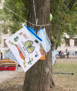 Beim Labuka-Kinderfest Bücher von Bäumen pflücken. © Stadt Graz/Fischer Beim Labuka-Kinderfest Bücher von Bäumen pflücken. © Stadt Graz/Fischer