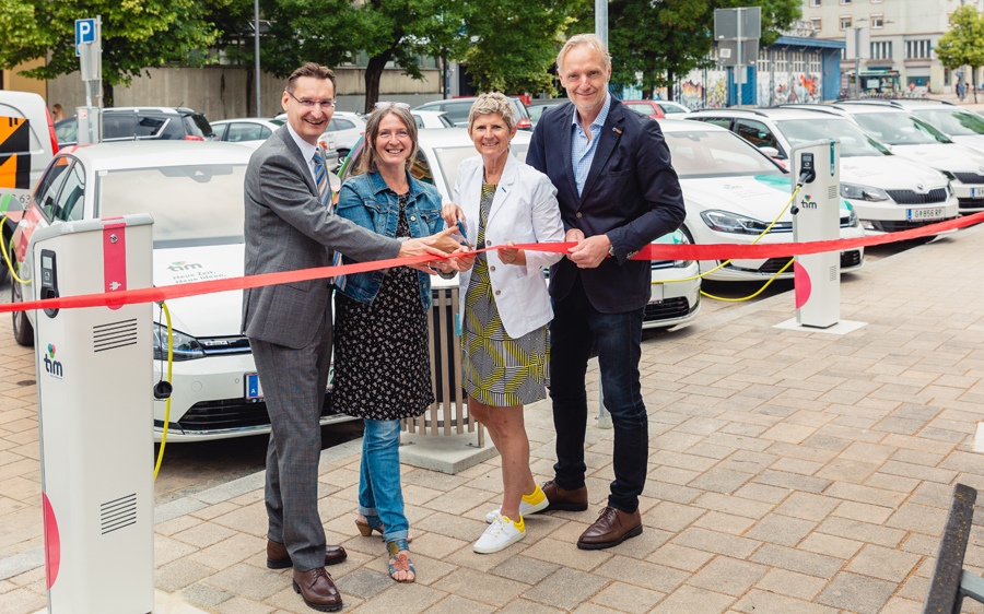 Wirbeln das Lendviertel mit tim auf: Gert Heigl, Elke Kahr, Barbara Muhr und Günter Riegler 8v. l.) © Holding Graz/Droneberger Wirbeln das Lendviertel mit tim auf: Gert Heigl, Elke Kahr, Barbara Muhr und Günter Riegler 8v. l.) © Holding Graz/Droneberger