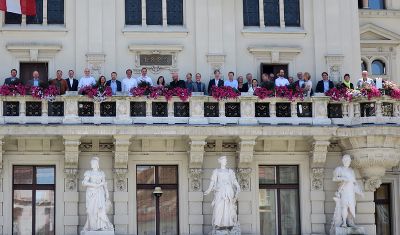 Das Foto gab's am Balkon - der Ideenaustausch für intelligente Lösungen "smarter" europäischer Städte fand im Grazer Rathaus statt. © Stadt Graz_Stadtbaudirektion-EU-Referat Das Foto gab's am Balkon - der Ideenaustausch für intelligente Lösungen "smarter" europäischer Städte fand im Grazer Rathaus statt.